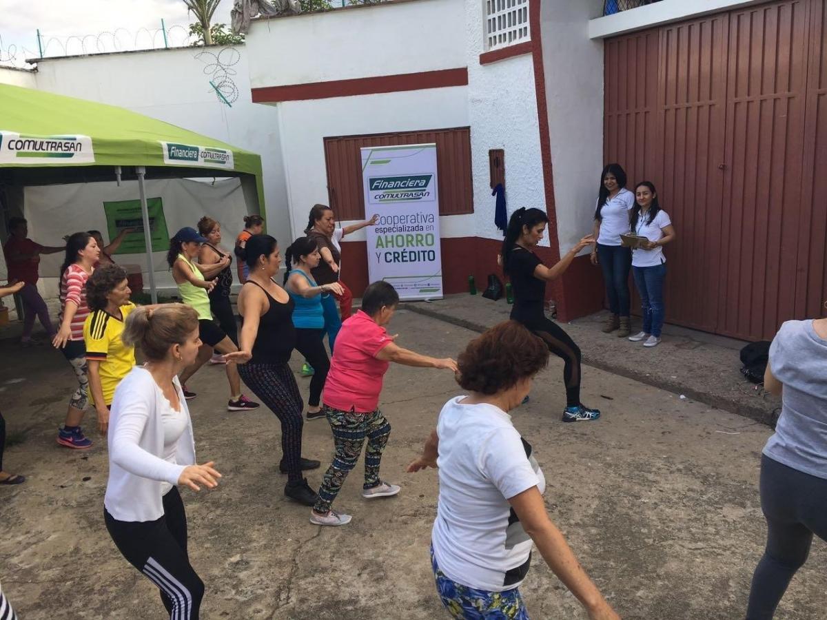 Bailaton en el barrio La Cumbre