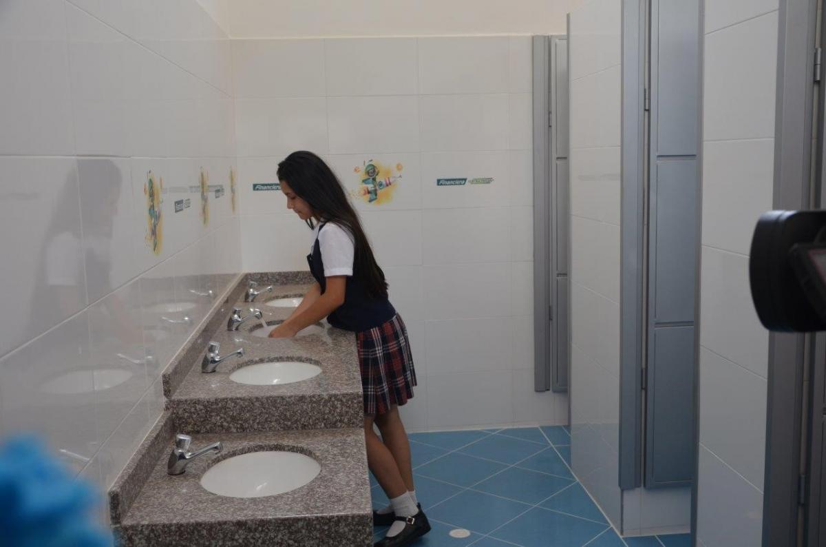 Entrega de baños al Colegio Carlos Vicente Rey