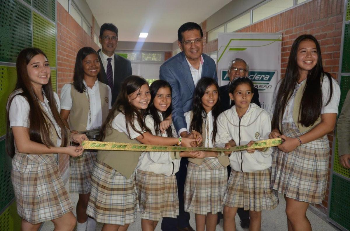 Corte de cinta donación al Instituto Técnico Nacional de Comercio