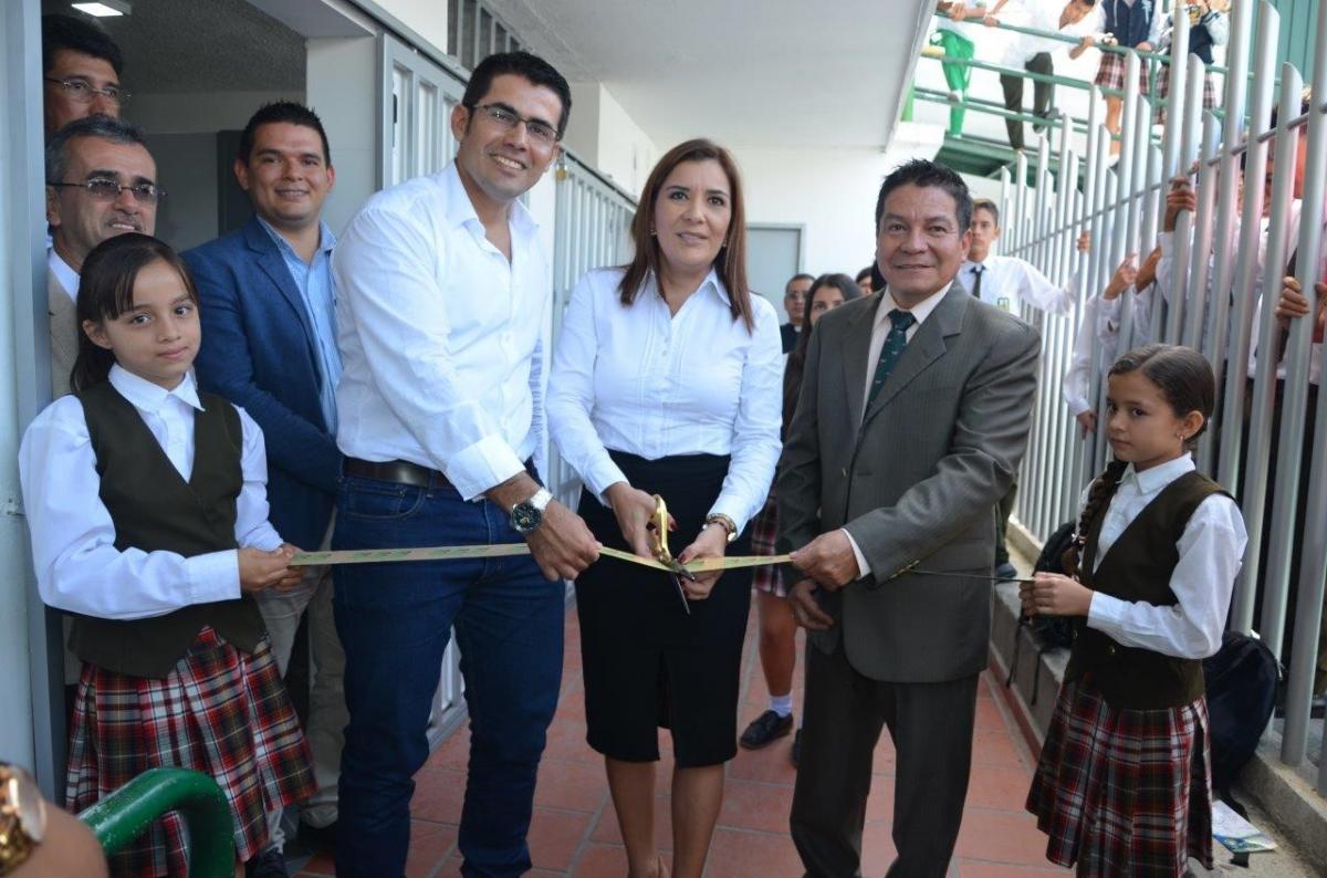 Entrega de donación Colegio Cabecera del Llano