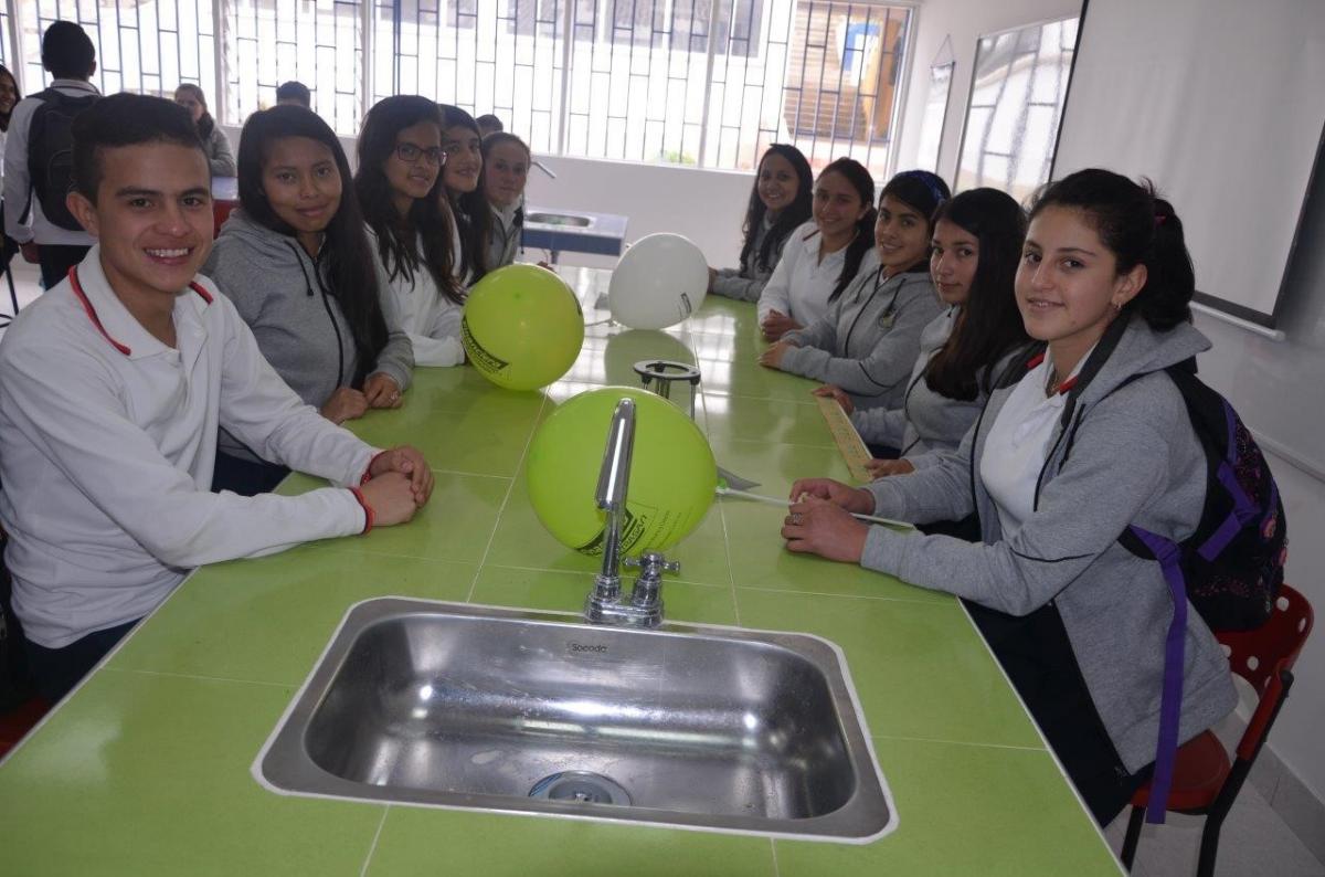 Laboratorio de física y química en el Colegio San Francisco de Asís